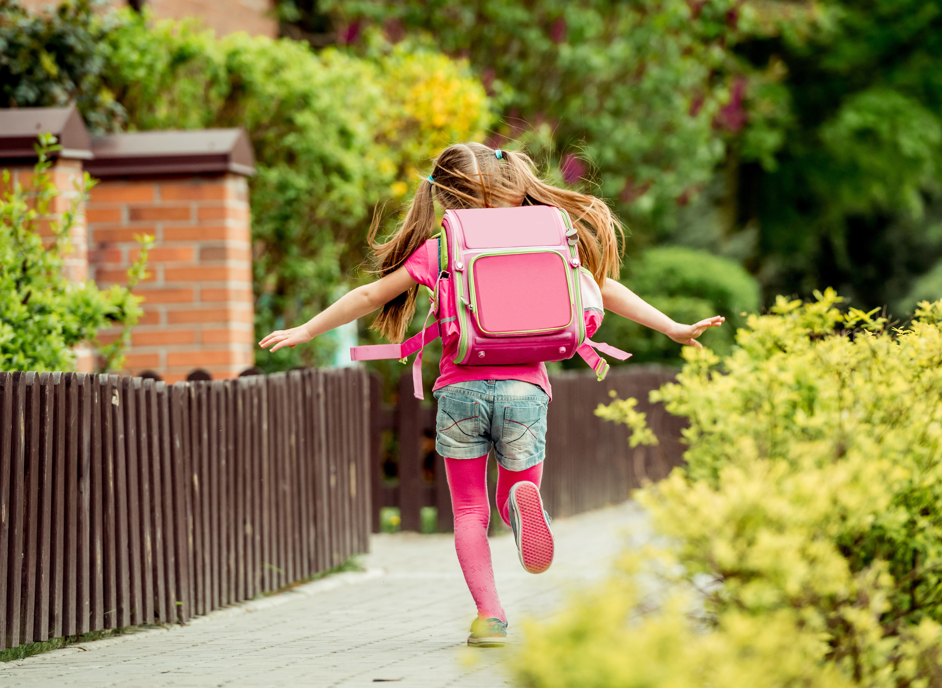 She be new to the school. Девочка идет в школу. Девочка бежит в школу. Девочка с рюкзаком идет в школу. Маленькая девочка с рюкзаком.