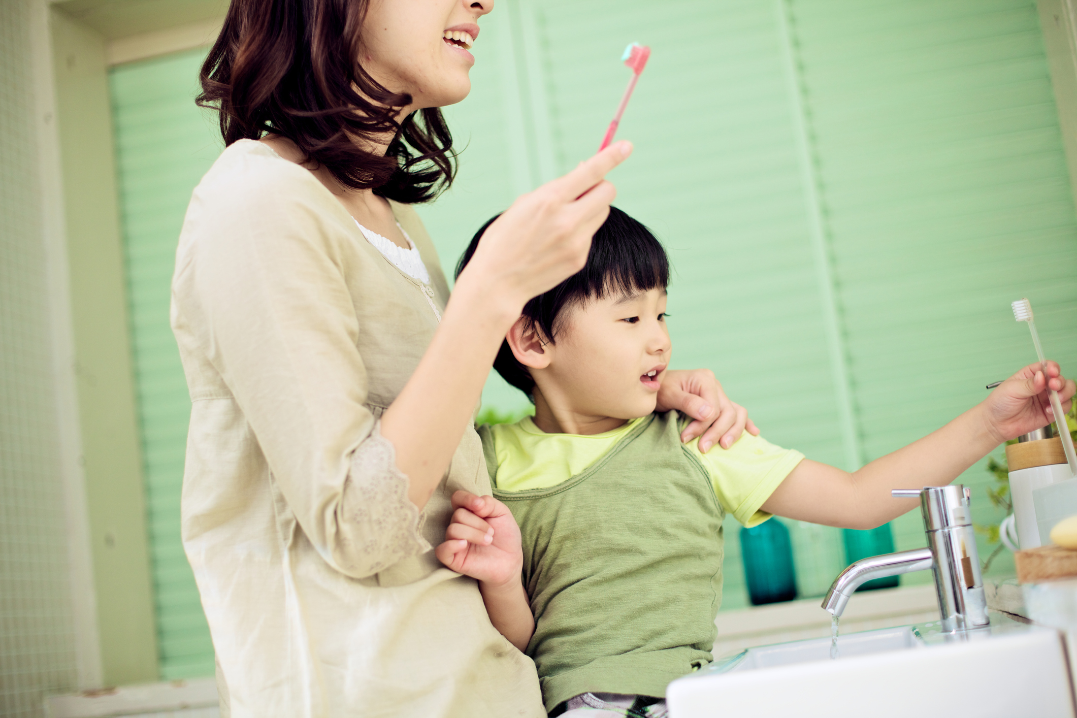 Япония мама учит. Япония мама. Мама и ребенок Япония. Японские дети с матерью. Материнство в Японии.