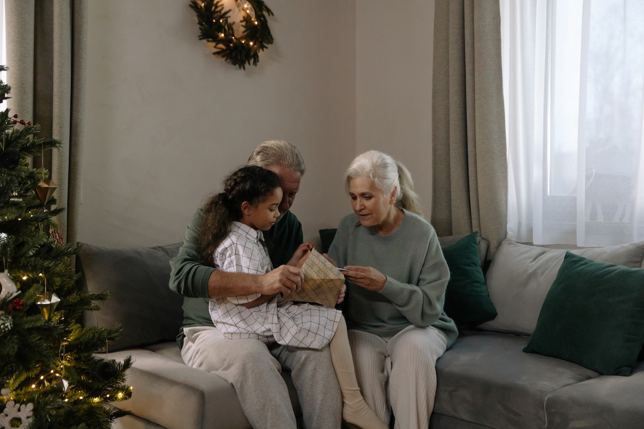 4 Ways to be a Good Grandparent Over the Holidays | Parent Cue Blog