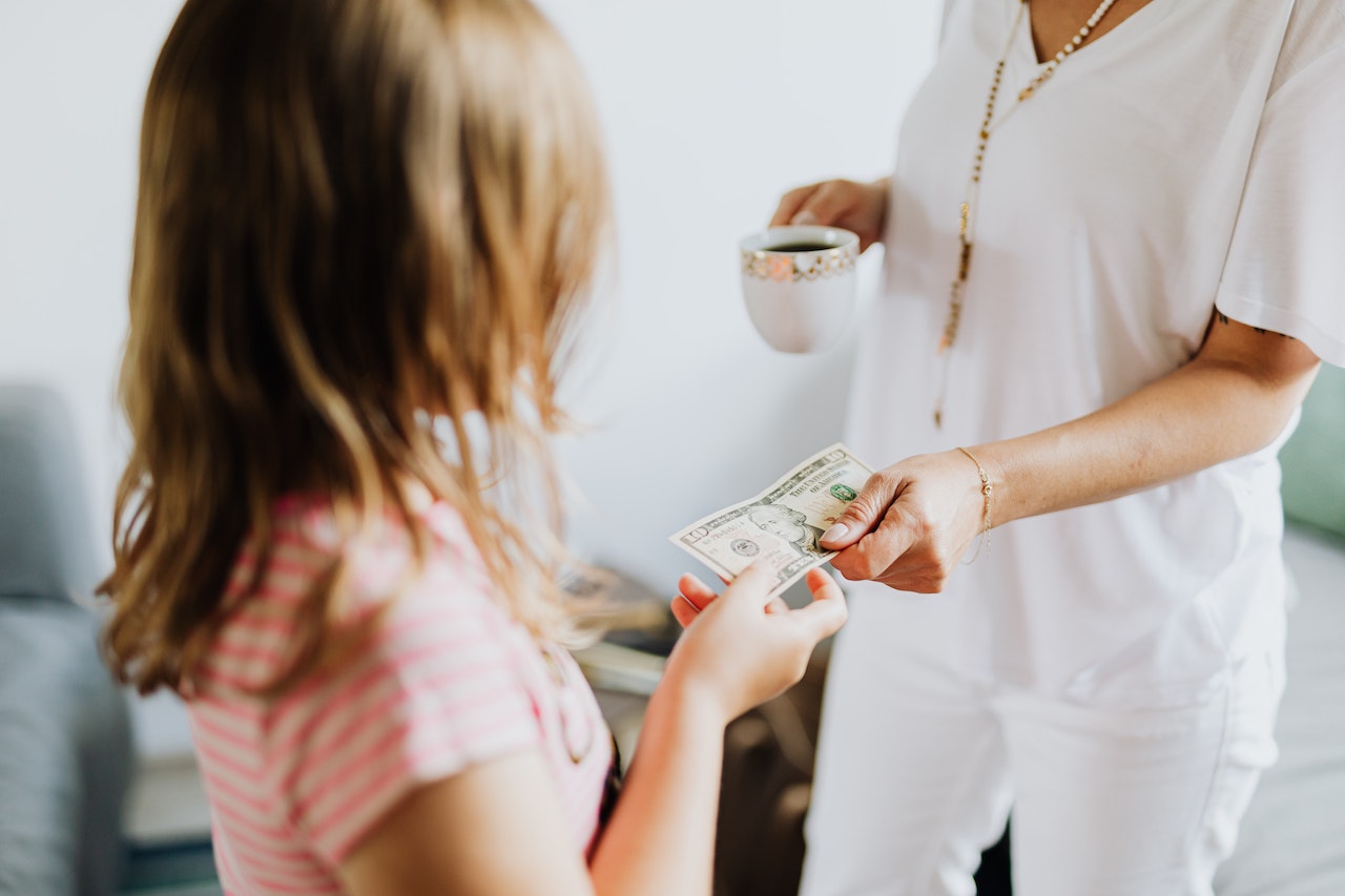 How to Teach Your Middle Schooler to Manage Money | Parent Cue Blog
